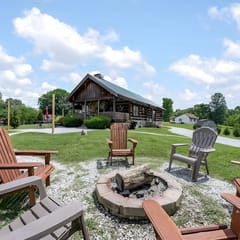 Rustic Cabin, Dock, Hot Tub, Firepit, Kayaks & Games