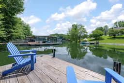 Rustic Cabin, Dock, Hot Tub, Firepit, Kayaks & Games
