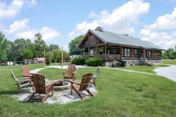 Rustic Cabin, Dock, Hot Tub, Firepit, Kayaks & Games