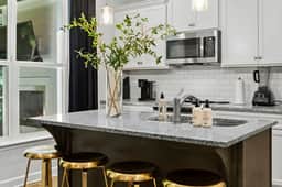 Still Waters Retreat w/3king Beds,Tesla Charger, Marina Access