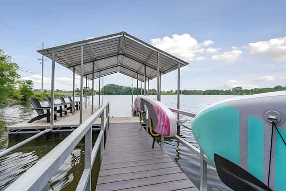 Sunset Cove- Lake Home, Dock, Fire Pit, Hot Tub, Game Room, Etc - Image 1