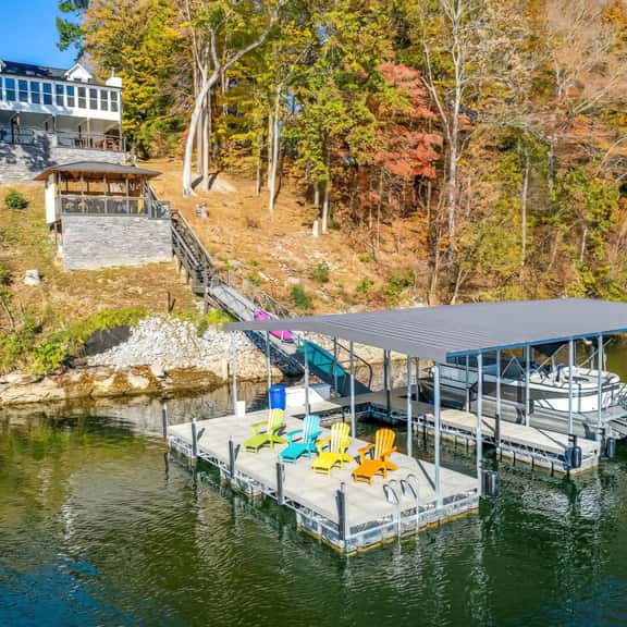 *Rare* Lake Luxury-Sleeps 32, 10 Bedrooms, 2 Docks - Image 1