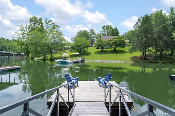 Rustic Cabin, Dock, Hot Tub, Firepit, Kayaks & Games