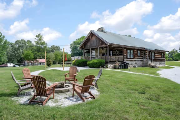 Rustic Cabin, Dock, Hot Tub, Firepit, Kayaks & Games