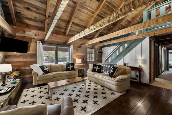 Rustic Cabin, Dock, Hot Tub, Firepit, Kayaks & Games