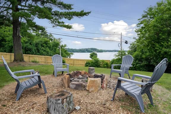 Sunset Cove- Lake Home, Dock, Fire Pit, Hot Tub, Game Room, Etc