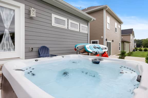 Cozy Lake Cottage W/Pool, Hot Tub,Kayaks, SUPs