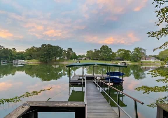 Lakeside Bliss w/Dock, Kayaks, Fire Pit, Foosball