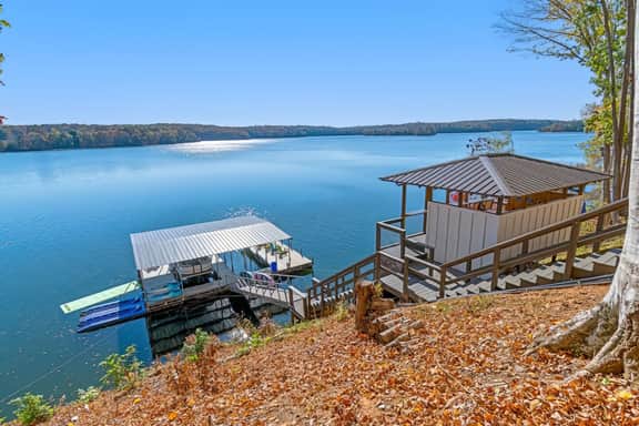 *Rare* Lake Luxury-Sleeps 32, 10 Bedrooms, 2 Docks