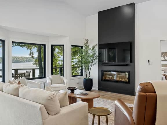 *Rare* Lake Luxury-Sleeps 32, 10 Bedrooms, 2 Docks