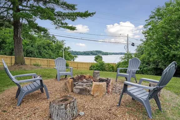 Sunset Cove- Lake Home, Dock, Fire Pit, Hot Tub, Game Room, Etc