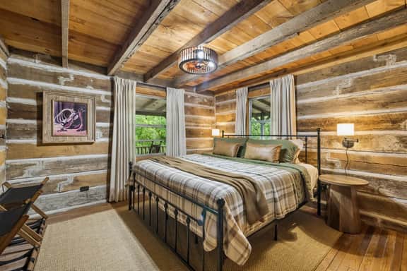 Whispering Oaks Lake Cabin