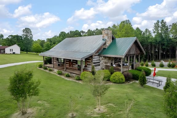 Rustic Cabin, Dock, Hot Tub, Firepit, Kayaks & Games