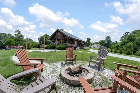 Rustic Cabin, Dock, Hot Tub, Firepit, Kayaks & Games