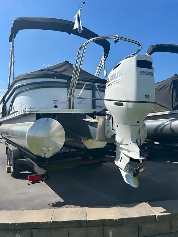 Tritoon Boat Rental