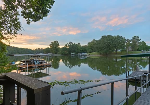 Lakeside Bliss w/Dock, Kayaks, Fire Pit, Foosball