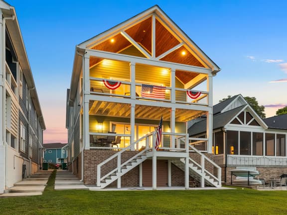 Barefoot Dreams Waterfont w/Flat Lot, Pool, Paddleboards