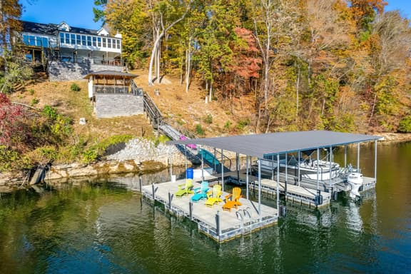*Rare* Lake Luxury-Sleeps 32, 10 Bedrooms, 2 Docks