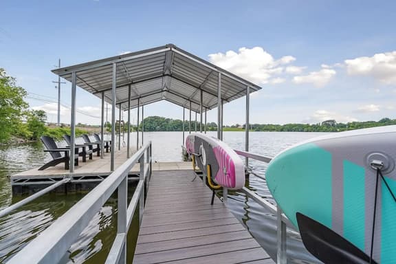 Sunset Cove- Lake Home, Dock, Fire Pit, Hot Tub, Game Room, Etc
